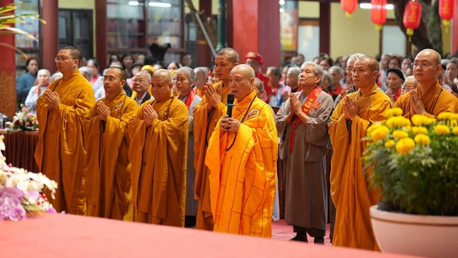 Hòa thượng cùng chư tôn đức và toàn thể đại chúng đã nhất tâm vọng bái khánh tuế Đức Đại lão Hòa thượng Pháp chủ - bậc Tôn sư khả kính của Đạo tràng Pháp Hoa; Trưởng lão Hòa thượng Chủ tịch Hội đồng Trị sự cùng chư tôn giáo phẩm lãnh đạo GHPGVN Hòa thượng cùng chư tôn đức và toàn thể đại chúng đã nhất tâm vọng bái khánh tuế Đức Đại lão Hòa thượng Pháp chủ - bậc Tôn sư khả kính của Đạo tràng Pháp Hoa; Trưởng lão Hòa thượng Chủ tịch Hội đồng Trị sự cùng chư tôn giáo phẩm lãnh đạo GHPGVN