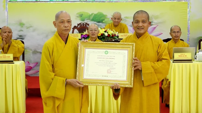 Trao Giáo chỉ tấn phong giáo phẩm Thượng tọa