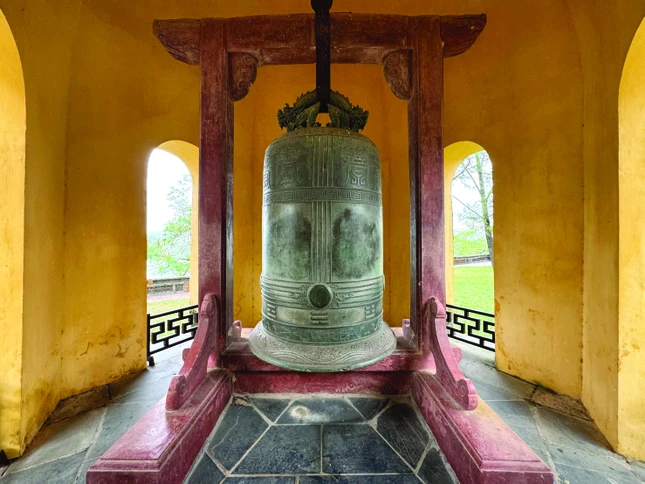 Đại hồng chung chùa Thiên Mụ đúc năm 1710, nặng khoảng 1.986kg, được chúa Nguyễn Phúc Chu, pháp danh Hưng Long cúng dường; được công nhận Bảo vật Quốc gia năm 2013 Đại hồng chung chùa Thiên Mụ đúc năm 1710, nặng khoảng 1.986kg, được chúa Nguyễn Phúc Chu, pháp danh Hưng Long cúng dường; được công nhận Bảo vật Quốc gia năm 2013