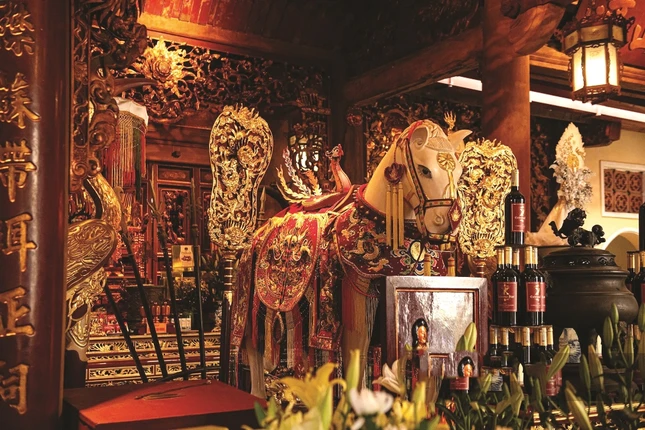 Khi đi vào văn hóa Việt, Bạch mã đã được thiêng hóa ở mức rất cao, chính vì vậy nên mới được triều Nguyễn phong làm Thượng đẳng thần. Càng về sau Bạch mã thái giám thể hiện tính chất hỗn dung trong văn hóa Việt theo dòng chảy lịch sử từ hơn ngàn năm nay