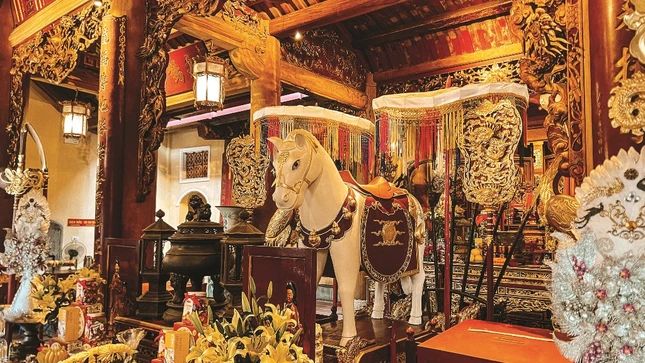 Đền Bạch Mã được xây dựng từ thế kỷ XIX, để thờ vị thần Bạch Mã, được cho là đã giúp vua Lê Thái Tổ đánh thắng giặc Minh. Trải qua nhiều biến cố thăng trầm, đền vẫn được duy trì, là địa chỉ tín ngưỡng và tham quan tại Hà Nội