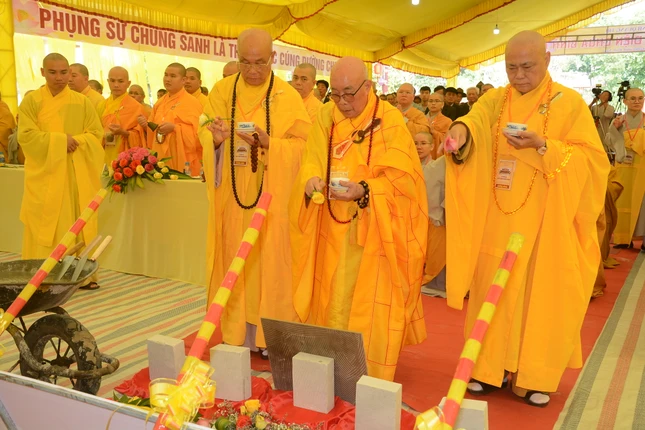 Chư tôn đức cử hành nghi thức sái tịnh