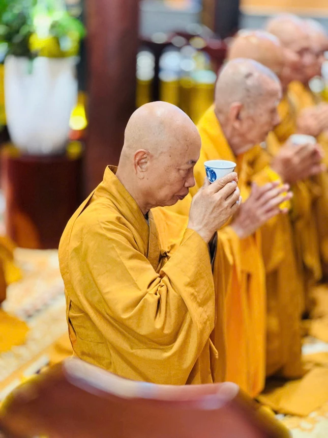 Môn hạ đệ tử dâng trà cúng dường Giác linh Tổ sư