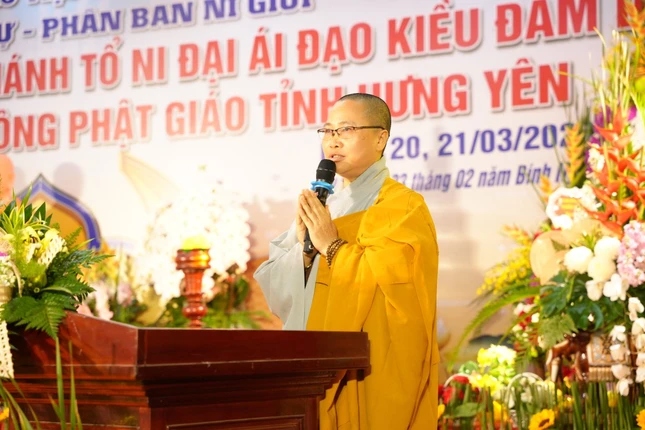 Ni sư Thích Đàm Lương đọc diễn văn khai mạc