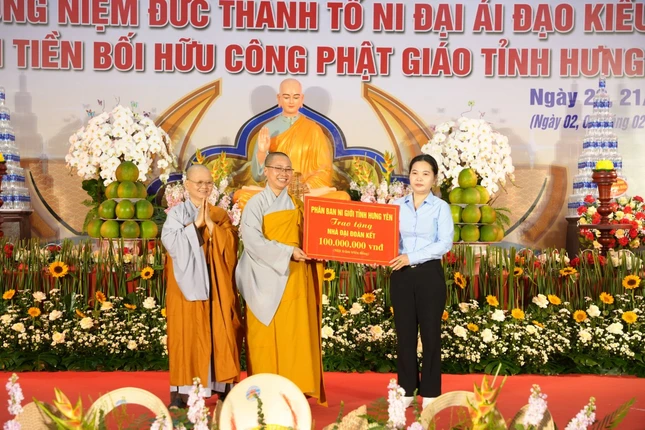 Trao bảng tượng trưng ủng hộ số tiền 100 triệu đồng xây nhà Đại đoàn kết