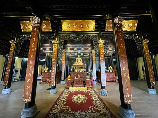 Bên trong chánh điện