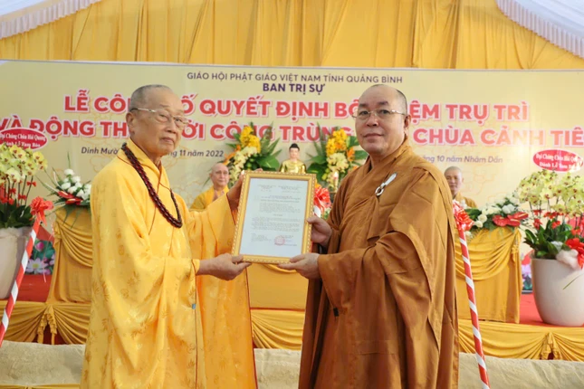 Hòa thượng Thích Tánh Nhiếp trao quyết định bổ nhiệm trụ trì đến Thượng tọa Thích Đạt Đức