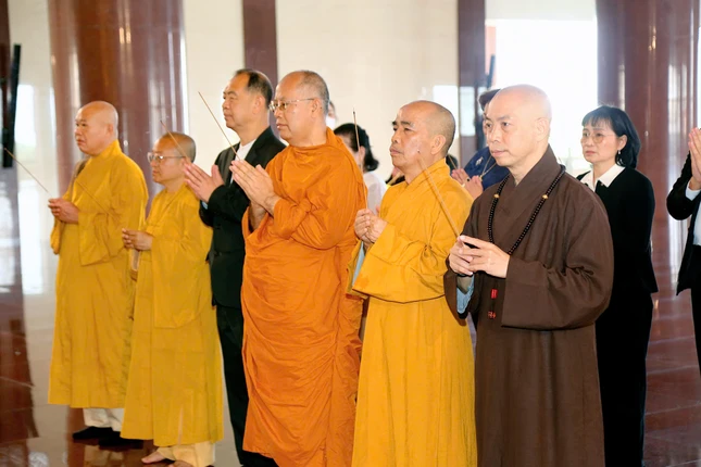 Dâng hương lễ Phật Dâng hương lễ Phật