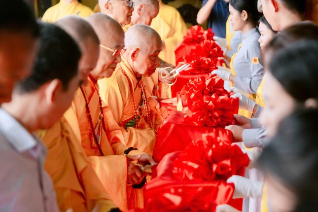 Cắt băng khánh thành chùa Cảnh Tiên Cắt băng khánh thành chùa Cảnh Tiên