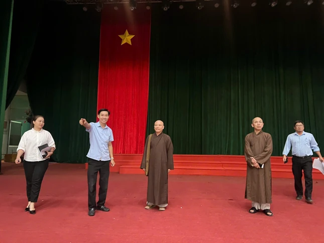 Chư tôn đức cùng lãnh đạo Trung tâm Văn hóa - Điện ảnh TP.Huế khảo sát thực tế hội trường Chư tôn đức cùng lãnh đạo Trung tâm Văn hóa - Điện ảnh TP.Huế khảo sát thực tế hội trường