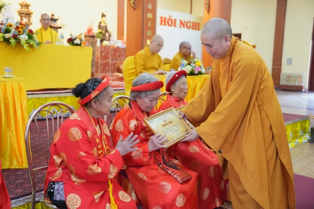 Mừng thọ các bậc cao niên