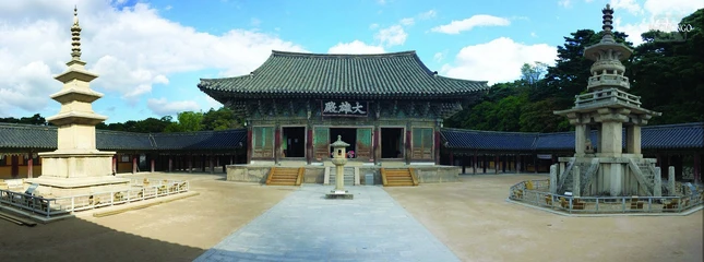 Dabotap và Seokgatap bằng đá hoa cương trong sân chùa Bulguksa (Hàn Quốc)