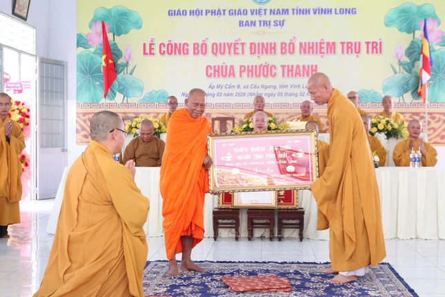 Hòa thượng Thạch Sok Xane trao khánh vàng tri ân Thượng tọa Thích Lệ Sỹ, viện chủ chùa Phước Thanh