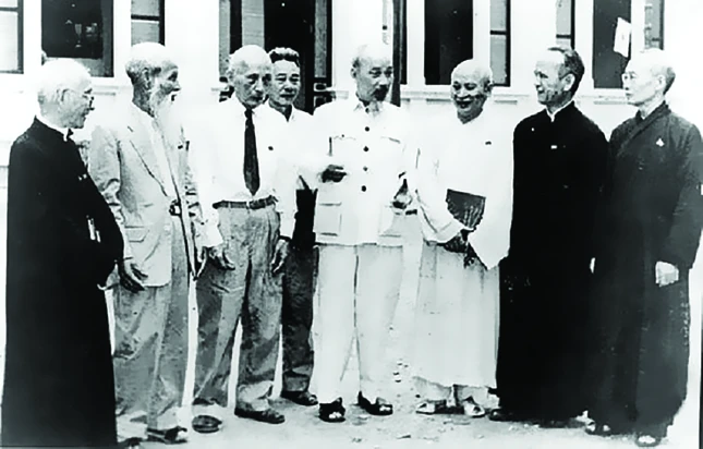 Chủ tịch Hồ Chí Minh nói chuyện thân mật với các đại biểu tôn giáo trong Quốc hội nước Việt Nam Dân chủ Cộng hòa năm 1960