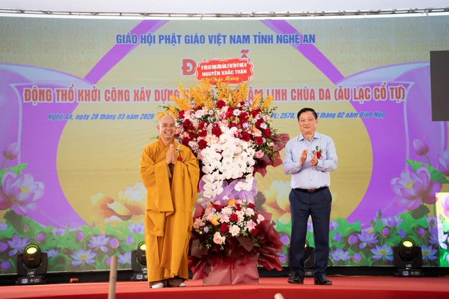 Bí thư Tỉnh ủy Nghệ An Nguyễn Khắc Thận tặng hoa chúc mừng Bí thư Tỉnh ủy Nghệ An Nguyễn Khắc Thận tặng hoa chúc mừng