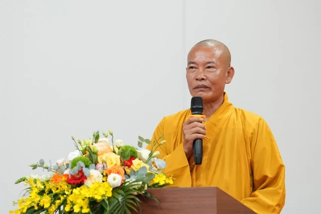 Thượng tọa Thích Đạo Phong báo cáo công tác tuyển sinh lớp học và chương trình đào tạo