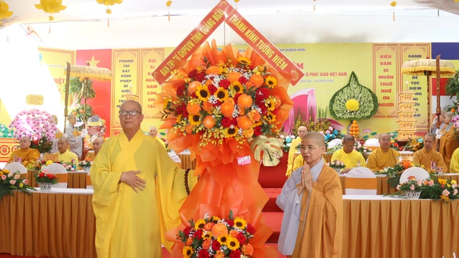 Ban Trị sự GHPGVN tỉnh Quảng Ngãi tặng hoa chúc mừng