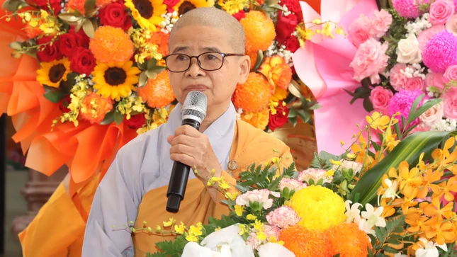 Ni sư Thích nữ Chánh Định đọc diễn văn khai mạc