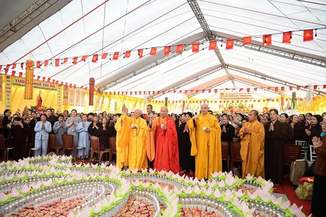 Chư tôn đức cử hành nghi thức sái tịnh đàn tràng