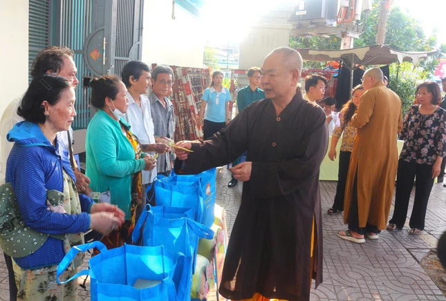Hòa thượng Thích Huệ Công tận tay trao quà đến bà con Hòa thượng Thích Huệ Công tận tay trao quà đến bà con