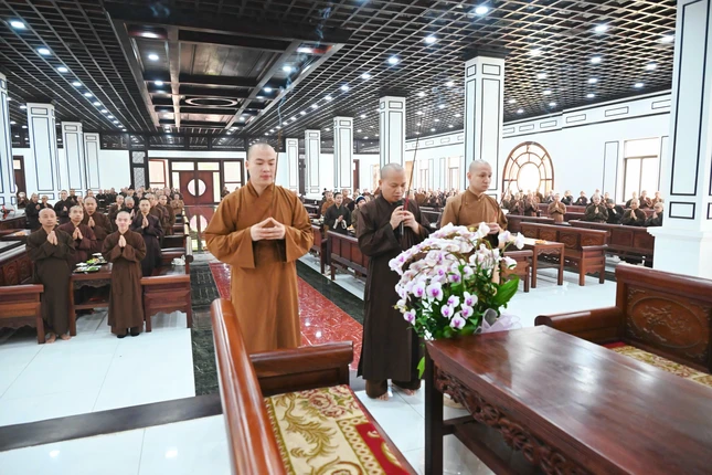 Tăng Ni sinh Học viện Phật giáo VN tại Hà Nội dâng hương tưởng niệm