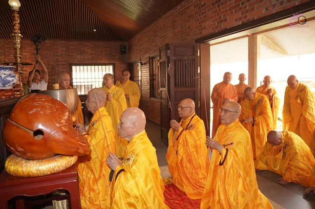 Chư tôn Trưởng lão Hòa thượng niêm hương cúng dường