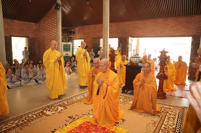 Hòa thượng Thích Hải Ấn cùng Tăng chúng chùa Viên Giác