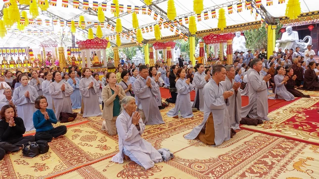 Đông đảo Phật tử, nhân dân tham dự