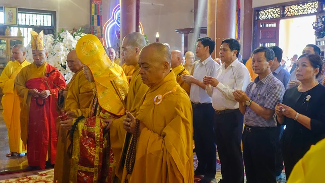 Chư tôn đức, đại biểu dâng hương tưởng niệm