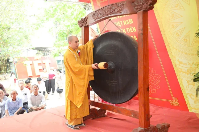 Đại đức Thích Tuệ Minh gióng chuông khai hội