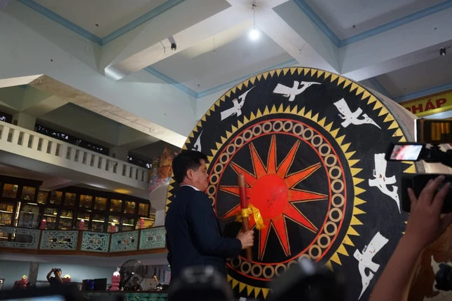 Ông Nguyễn Hòa, Phó Bí thư Đảng ủy, Chủ tịch UBND phường Ngũ Hành Sơn đánh trống chính thức khai mạc lễ hội Ông Nguyễn Hòa, Phó Bí thư Đảng ủy, Chủ tịch UBND phường Ngũ Hành Sơn đánh trống chính thức khai mạc lễ hội