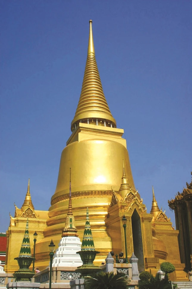 Chóp tháp đặc trưng của Phra Si Ratana Chedi trong khuôn viên chùa Phật Ngọc, Thái Lan Chóp tháp đặc trưng của Phra Si Ratana Chedi trong khuôn viên chùa Phật Ngọc, Thái Lan