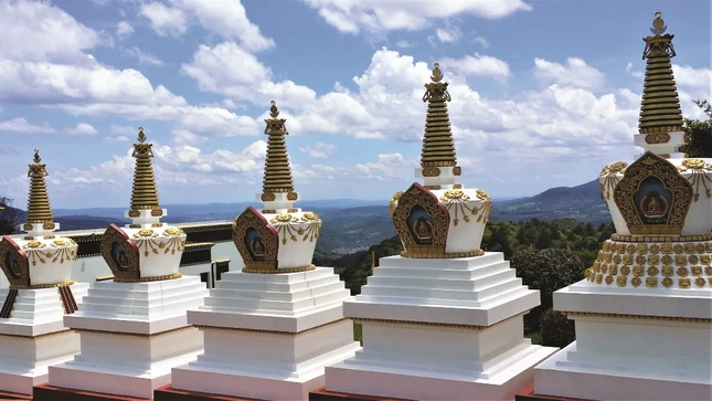 Dạng thức chóp tháp với các đĩa tròn chakra xếp tầng tương tự như sōrin rất phổ biến trong kiến trúc Phật giáo Tạng truyền Dạng thức chóp tháp với các đĩa tròn chakra xếp tầng tương tự như sōrin rất phổ biến trong kiến trúc Phật giáo Tạng truyền