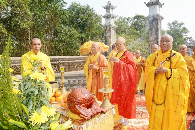 Chư tôn đức dâng hương tưởng niệm