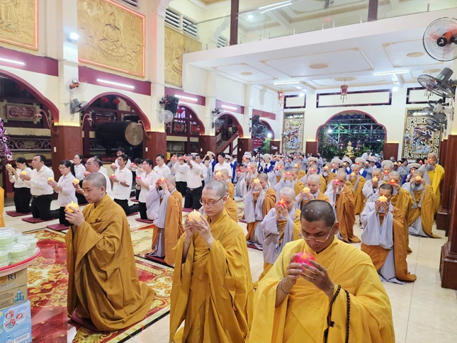 Chư tôn đức tham dự lễ hoa đăng mừng khánh đản Bồ-tát Quán Âm tại chùa Hòa Khánh