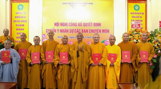 Trao quyết định chuẩn y nhân sự đến các ban chuyên ngành Ban Trị sự GHPGVN tỉnh Ninh Bình, ngày 22-7-2025