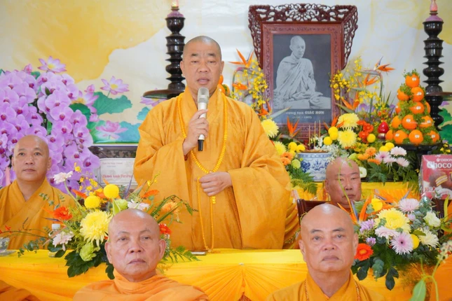 Thượng tọa Thích Quảng Lộc ban đạo từ