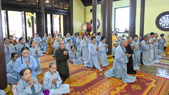 Phật tử về chùa dự lễ