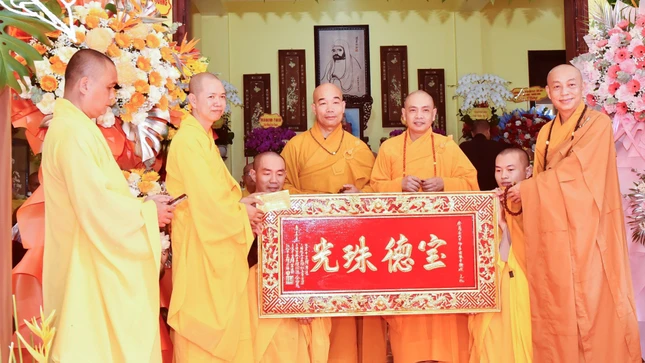 Tặng khánh vàng chúc mừng