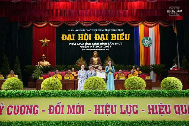 Ủy ban MTTQVN tỉnh Ninh Bình tặng Bằng khen đến tập thể Phân ban Ni giới tỉnh