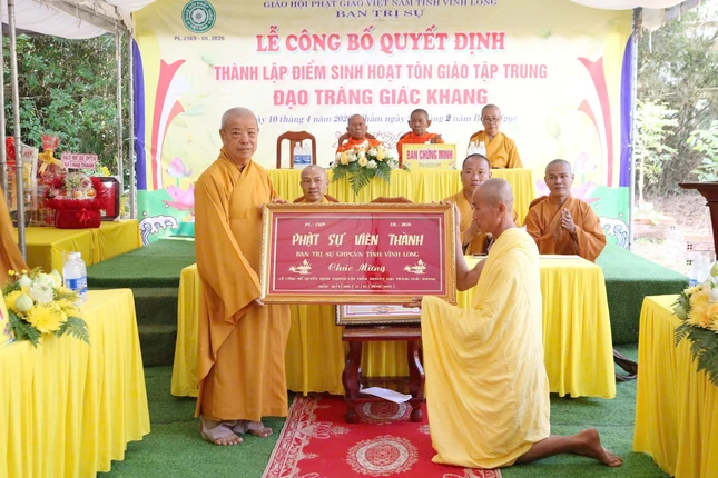 Hòa thượng Thích Trí Minh trao tặng khánh vàng của Ban Trị sự GHPGVN tỉnh Vĩnh Long chúc mừng Đại đức Thích Minh Cảnh và đạo tràng Giác Khang