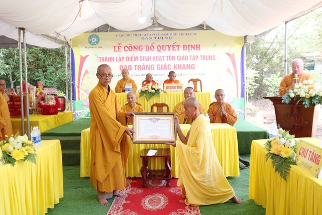 Hòa thượng Thích Huệ Pháp trao quyết định đến Đại đức Thích Minh Cảnh