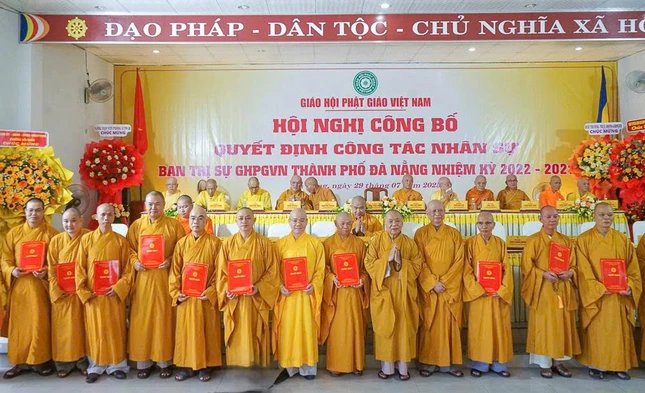 Trưởng lão Hòa thượng Thích Thiện Pháp trao quyết định chuẩn y nhân sự Ban Trị sự GHPGVN TP.Đà Nẵng sau sáp nhập - Ảnh: Nguyên Hà