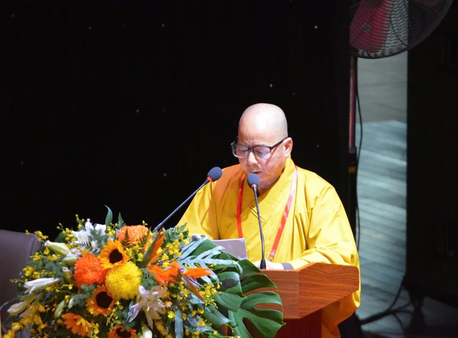 Thượng tọa Thích Viên Trừng báo cáo hoạt động Phật sự của Phật giáo TP.Đà Nẵng nhiệm kỳ 2022-2027 và trình dự thảo phương hướng hoạt động nhiệm kỳ 2026-2031