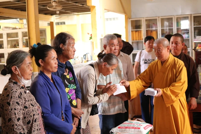Hòa thượng Thích Trí Minh tận tay trao bì thư đến bà con
