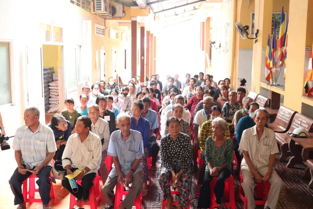 Bà con đến chùa Lưỡng Xuyên nhận quà