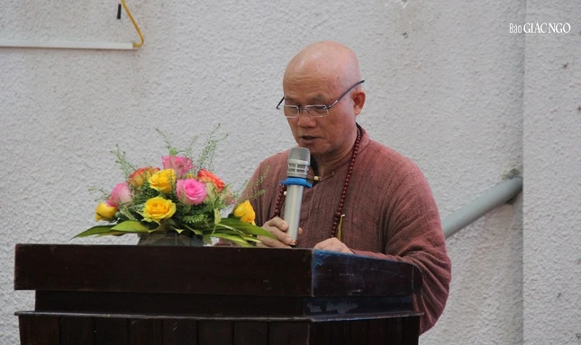 Thượng tọa Thích Giác Dũng đọc quyết định trao 22 phần học bổng Đức Nhuận đến Tăng Ni sinh Học viện Phật giáo VN tại Huế