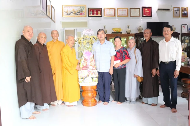 Đoàn thăm, chúc Tết Chôl Chnăm Thmây gia đình ông Kim Ngọc Thái, Phó Bí thư Tỉnh ủy, Chủ tịch Ủy ban MTTQVN tỉnh Vĩnh Long