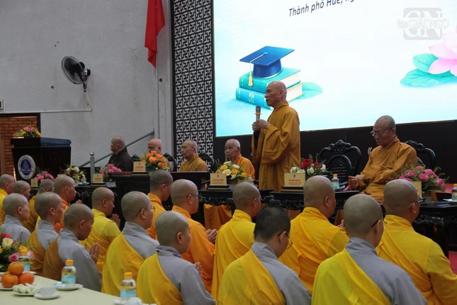 Trưởng lão Hòa thượng Thích Giác Quang sách tấn Tăng Ni sinh được nhận học bổng