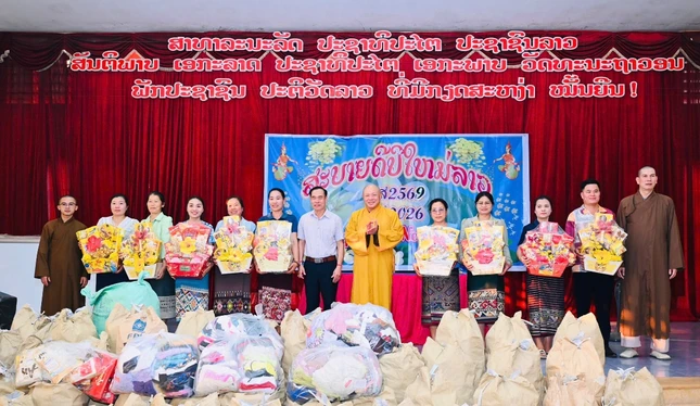 Tặng quà Tết Bunpimay đến các thầy cô Trường Dân tộc Nội trú tỉnh Hủa Phăn